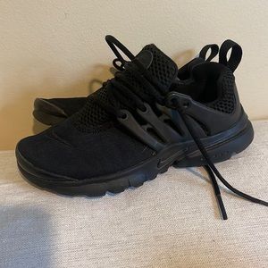 Kids black Nike presto